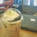 少し空いた時間にスタバで仕事！チョコレート ケーキ トップ フラペチーノ with 抹茶ショット抹茶と期間限定に弱いので、ついつい注文しちゃいました！ いつも混み混みで、座れないスタバに入った瞬間に席が空きラッキ️ #名古屋 #名古屋カフェ #名駅カフェ #名古屋駅 #macbook #スタバ #スタバ新作 #スターバックス #すてき #店員さん #ホッと一息 #ホッとする #おしゃれカフェ #カフェ #コーヒー #チョコレートケーキ トップフラペチーノ #抹茶 #フラペチーノ #チョコレート #チョコレートケーキトップフラペチーノwith抹茶ショット #チョコレートケーキ